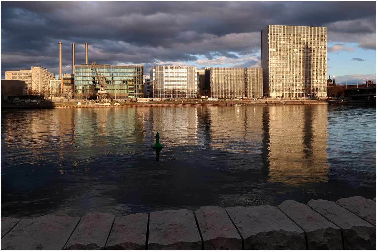 Abendlicht in Basel -

Die tiefstehende Sonne im Zusammenhang mit den Wolken lassen die modernen Gebude der Ciba AG  auf der Kleinbasler Rheinseite gegenber dem Novartis Campus in besonderem Licht erscheinen. Rechts das 1962-67 entstandene Hochhaus von Suter & Suter.

07.03.2019 (M)