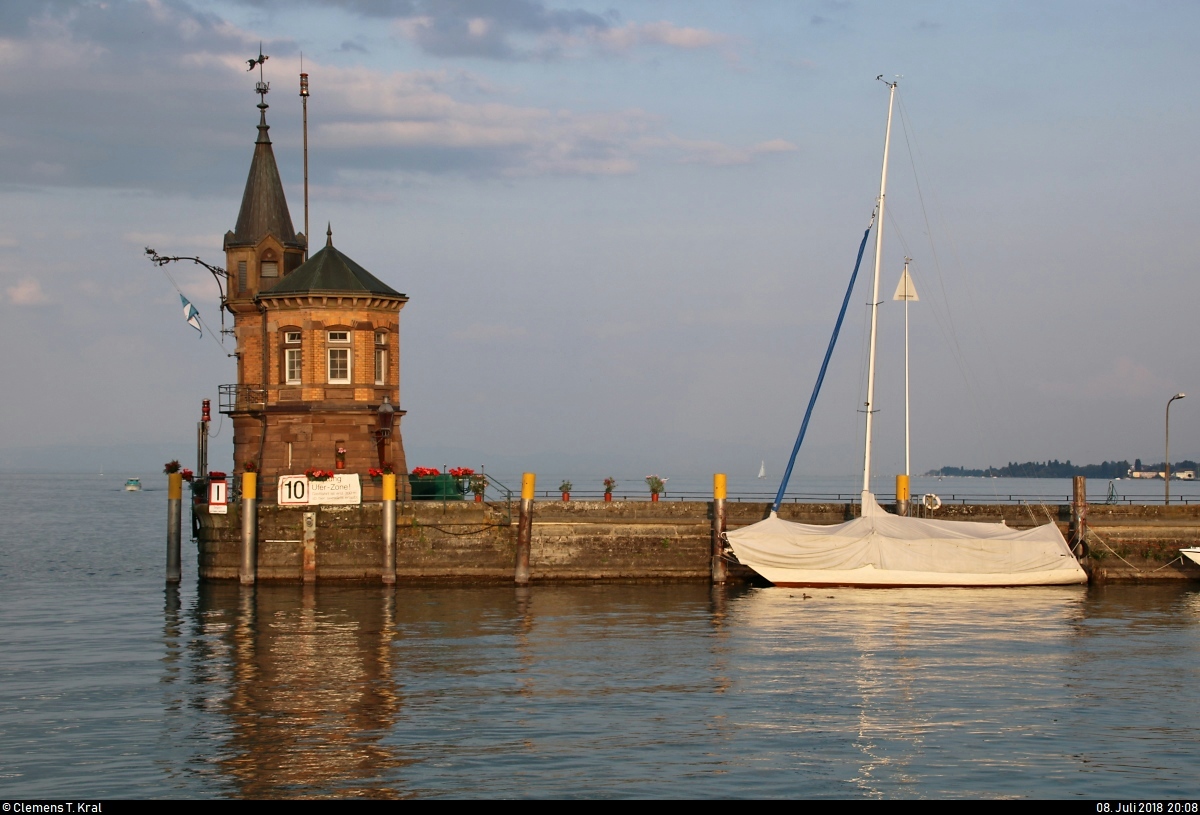 Abendstimmung am Bodensee im Hafen Konstanz mit Boot und Turm nahe der Imperia.
[8.7.2018 | 20:08 Uhr]