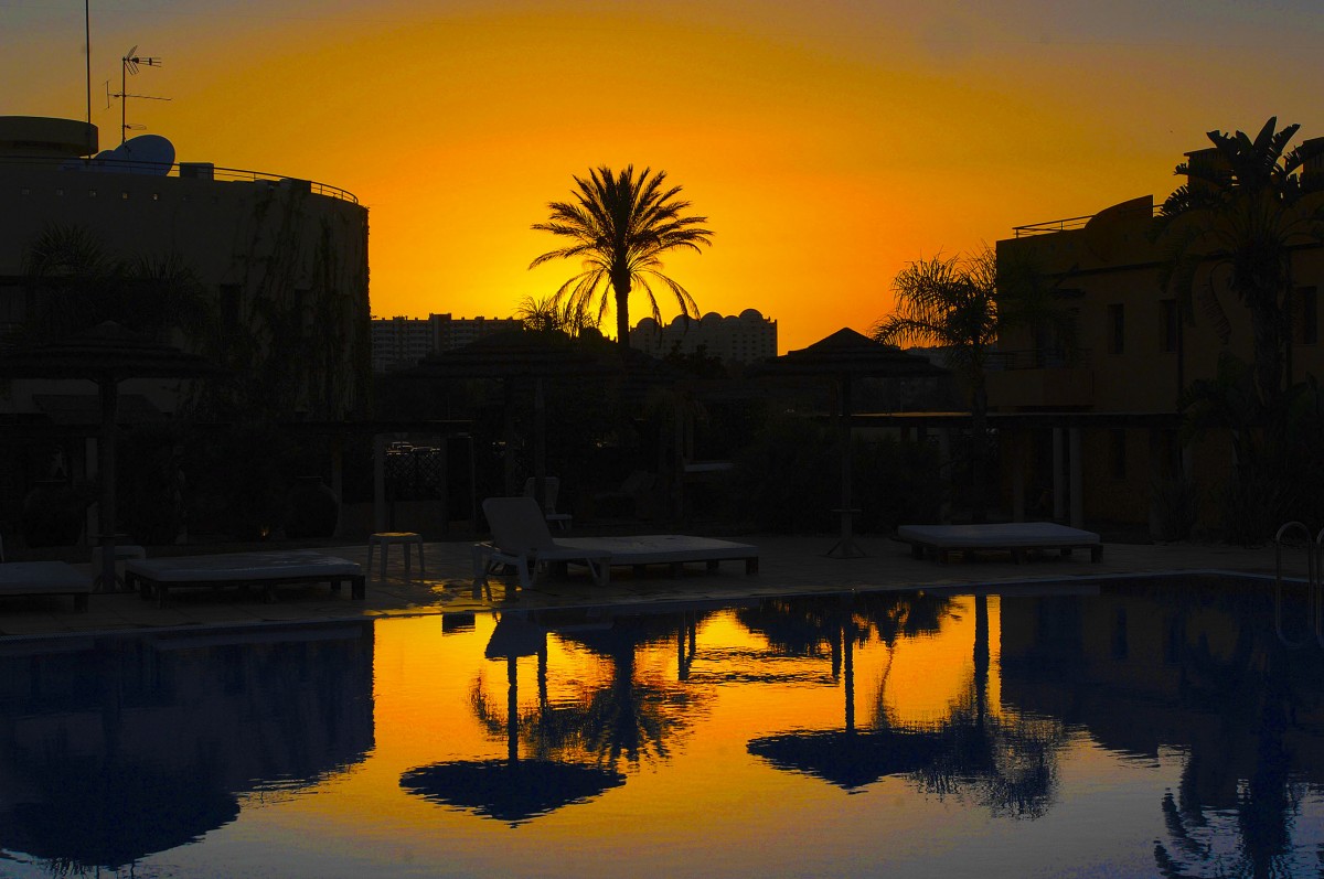 Abendstimmung am Schwimmbad im Feriendorf Tivoli in Praia da Rocha/Portimo. Aufnahme: Juli 2010.

