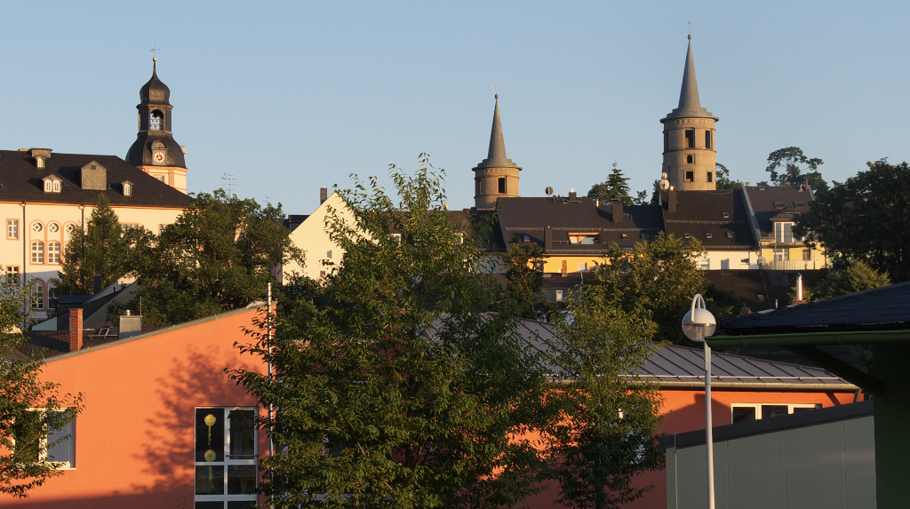 Abendstimmung ber Schleiz mit Rathaus und Schlo am 16.08.2013