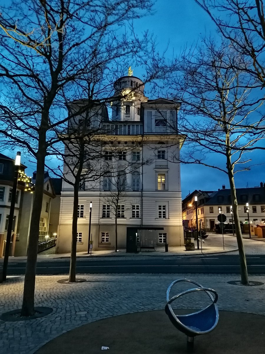 Abendstimmung in Zeulenroda. 08.12.2019 Es war so gegen 22:30 als die Aufnahme entstanden ist. Dunkel genug um ein paar
Sterne mit ins Bild zu bekommen. 