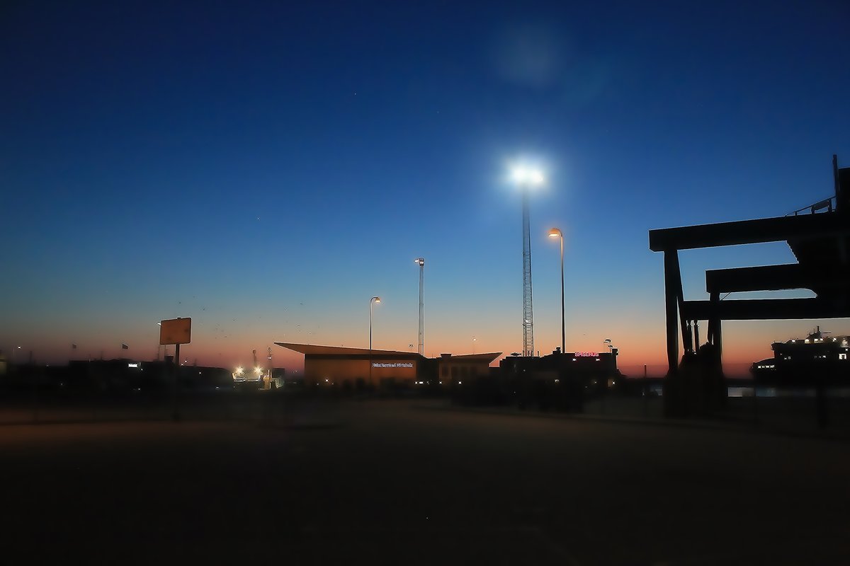 Abendstunde im Hafen von Hirtshals am 14.Mai.2018
Das Bild zeigt die Fischauktionshalle vom Hafen in Hirtshals 