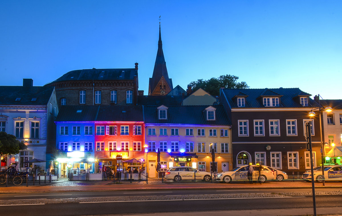 Abenstimmung am Willi-Brandt-Platz in Flensburg. Im Hintergrund ist der Turm der Marienkirche zu sehen. Aufnahme: 17. Juli 2020.