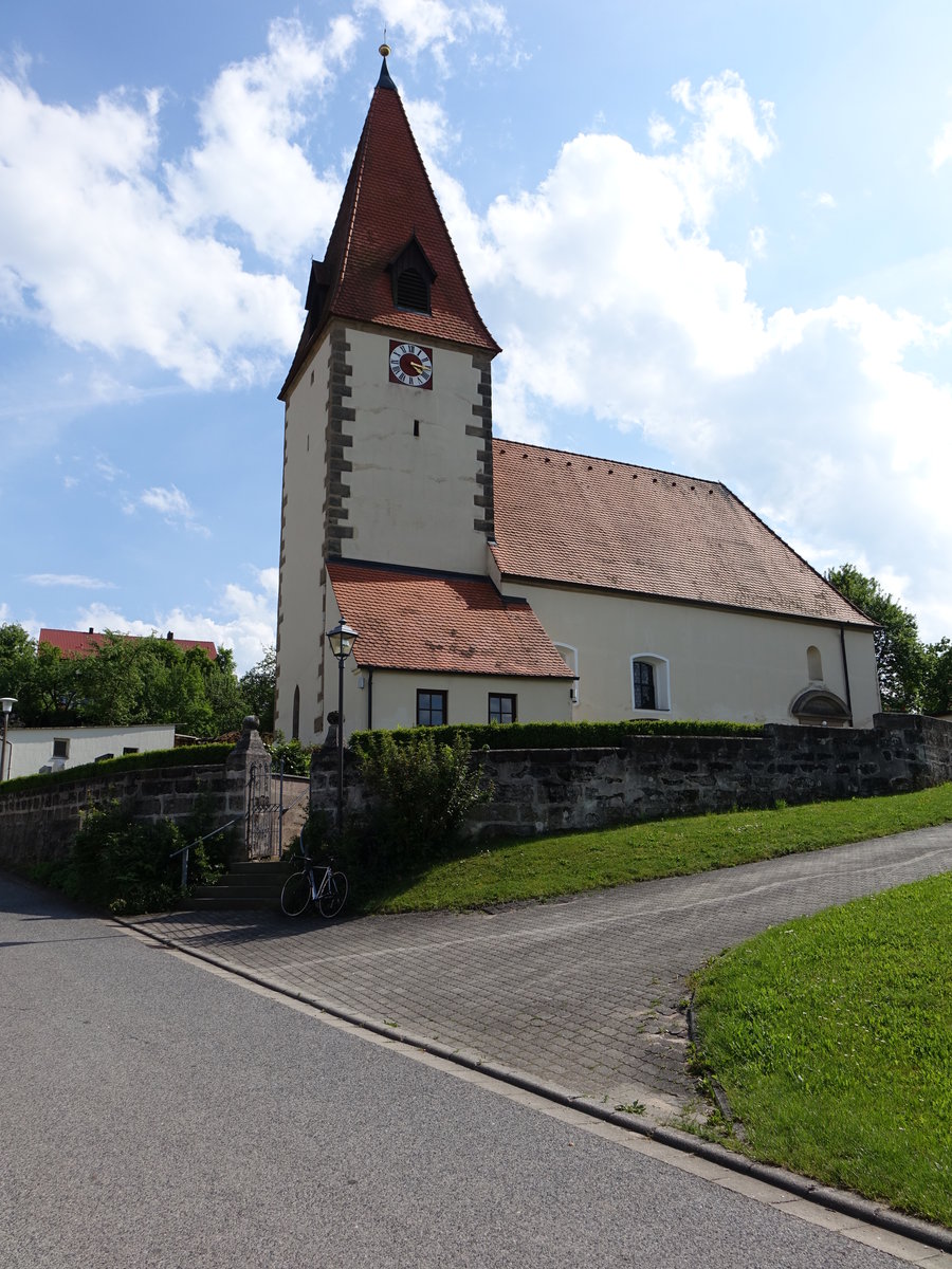 Aberzhausen, St. Martin Kirche, Putzbau mit Satteldach, Chorturm mit spitzem Zeltdach und Sandsteineckquaderung, im Kern gotisch, barockisiert von 1743 bis 1744, 1923 Langhaus nach Westen erweitert (26.05.2016)