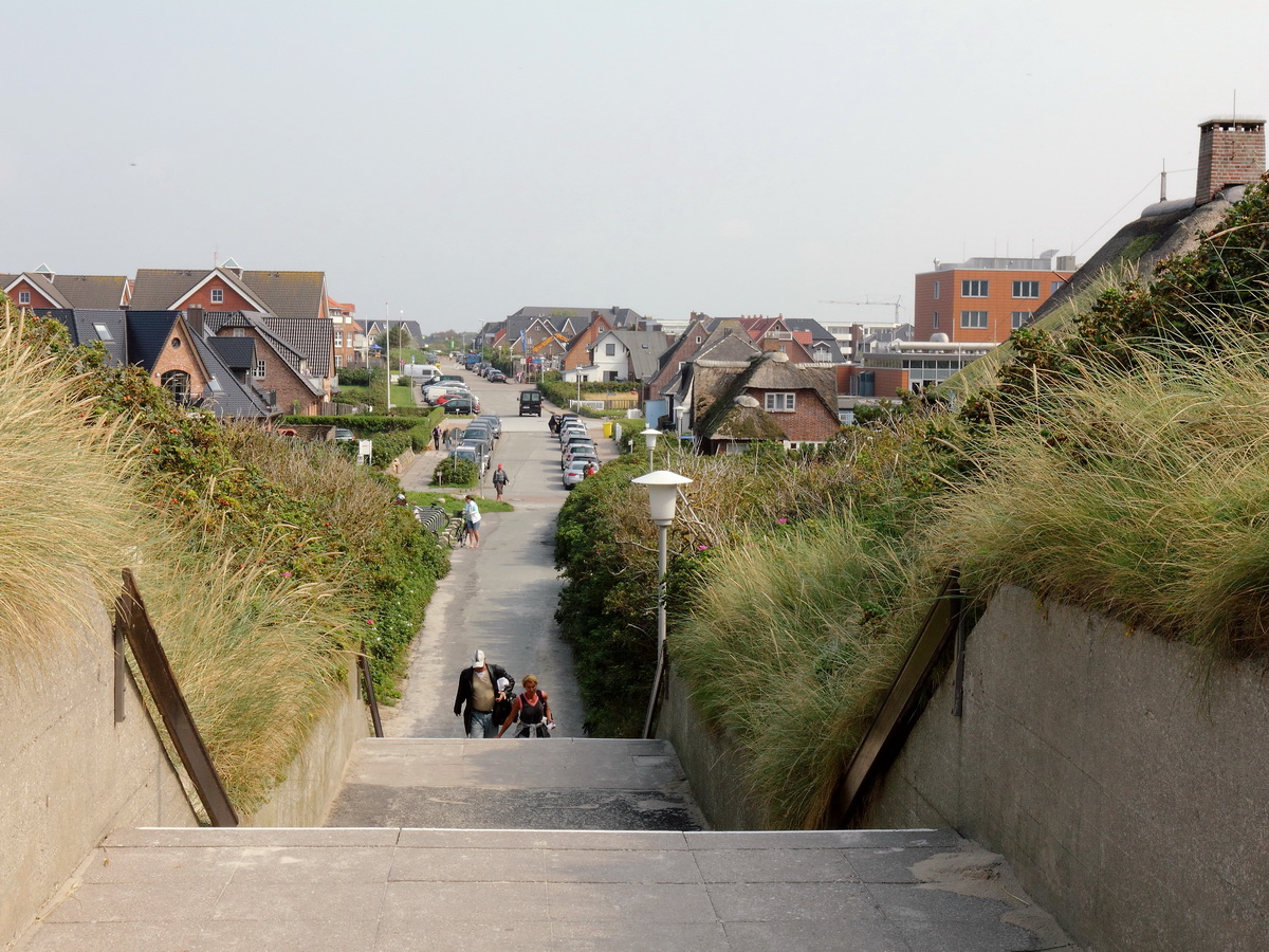 Abgang von Strand in Westerland in Höhe der Friesichen Straße, eine Ort ohne Kontroll-Stelle, gesehn am 19. August 2015.