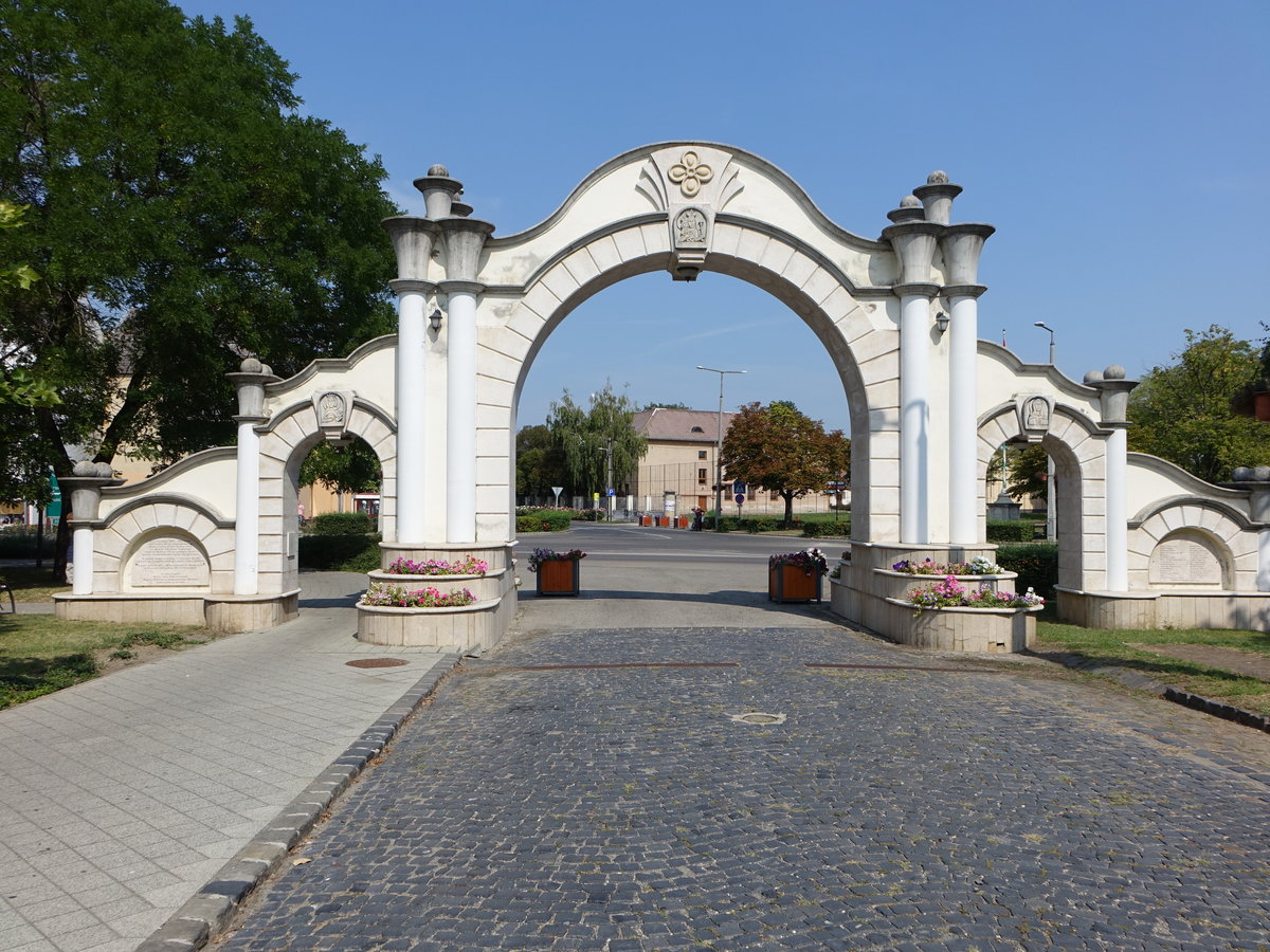 Abony / Wabing, Eingangstor zum Hauptplatz Kossuth Lajos Ter (25.08.2019)