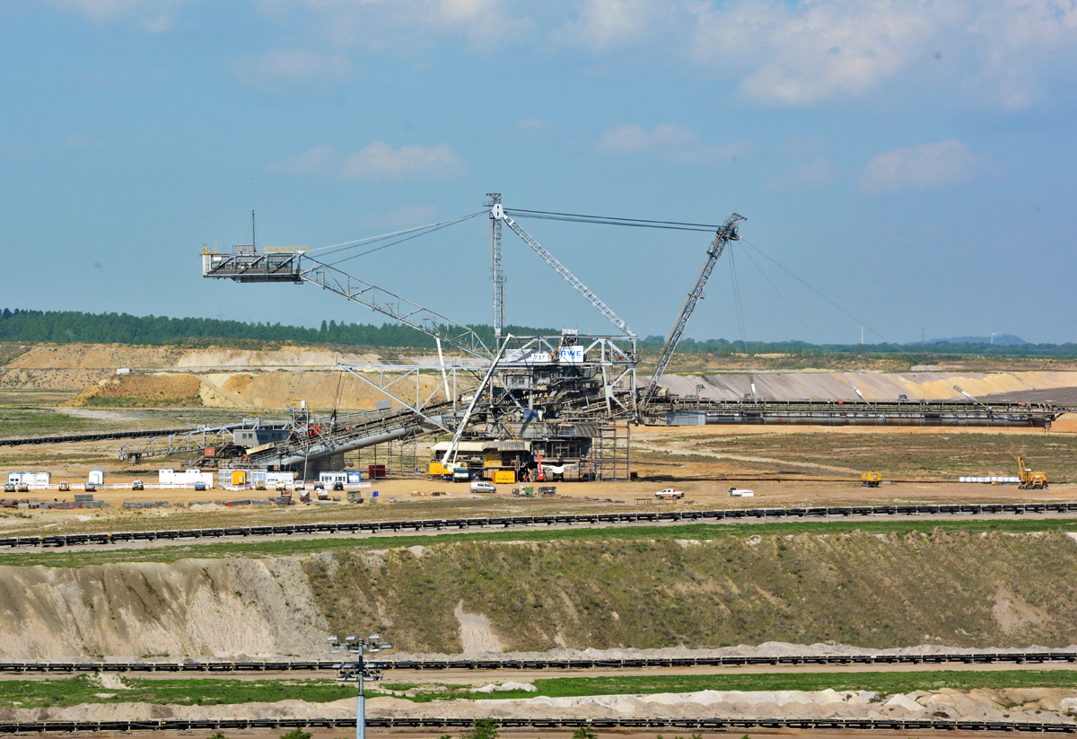 Absetzer im Tagebau Inden (RWE-Braunkohleabbau). Absetzer verkippen den Abraum der bei der Braunkohlefrderung anfllt. 19.05.2014