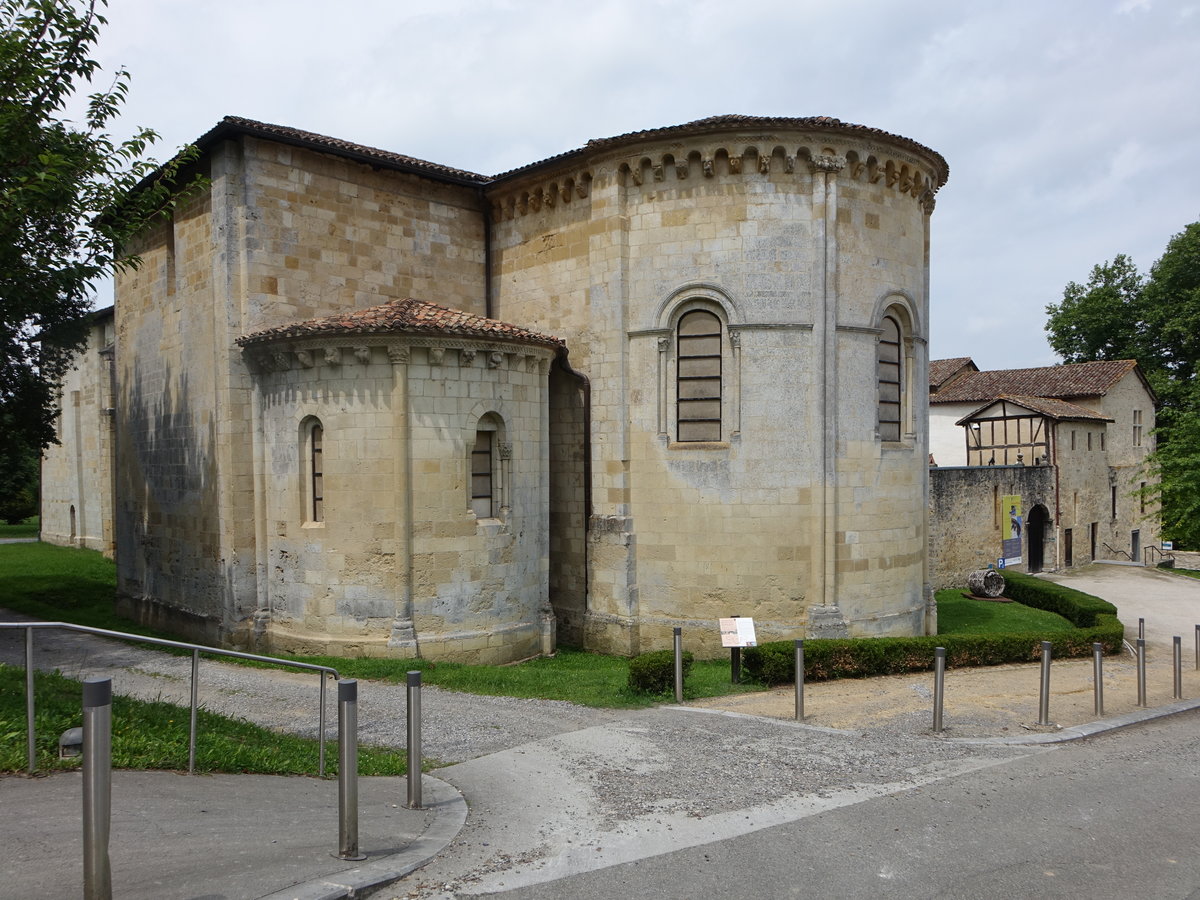 Abtei Arthous, gegrndet 1160 von den Prmonstratensern. Schne Auendekoration von Apsis und Kapellen, Musee Archeologique in den Klostergebuden (27.07.2018)