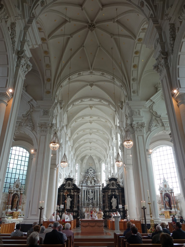 Abtei Averbode, Innenraum der Barockkirche, Gemlde von Pieter Jozef Verhaghen, 
Chorgesthl von Octaaf Henry (26.04.2015)