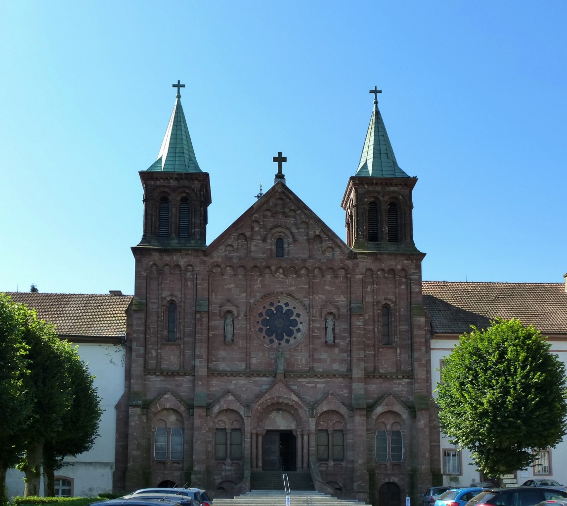 Abtei Oelenberg, die Doppelturmfassade der Klosterkirche, geht zurck auf das 12.Jahrhundert, Aug.2013