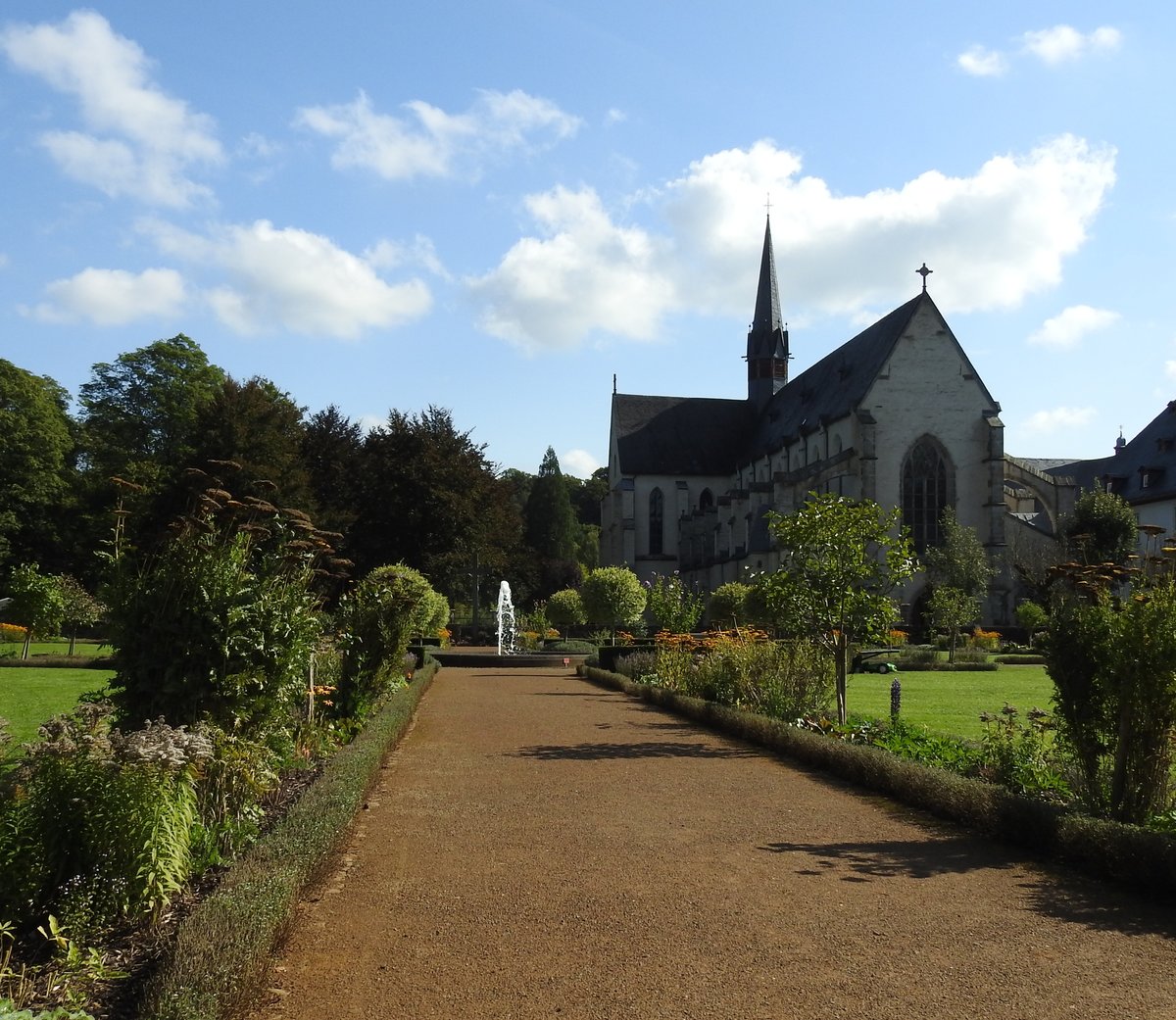 ABTEIKIRCHE MARIENSTATT/WESTERWALD
Sptsommertag am 22.9.2017 im Zisterzienser-Kloster MARIENSTATT ( locus sanctae Mariae =Sttte Mariens),
als Tochterkloster von HEISTERBACH/SIEBENGEBIRGE in der direkten Nachfolge des Grndungsklosters
CITEAUX(1098).....Ein Ort der Ruhe und Einkehr...