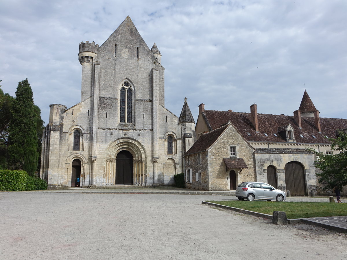 Abteikirche Notre-Dame in Fontgombault, erbaut im 11. Jahrhundert. Der Grundriss ist eine Basilika in Kreuzform mit Querschiff und groem, fnf Kapellen enthaltenden Chorbau (08.07.2017)
