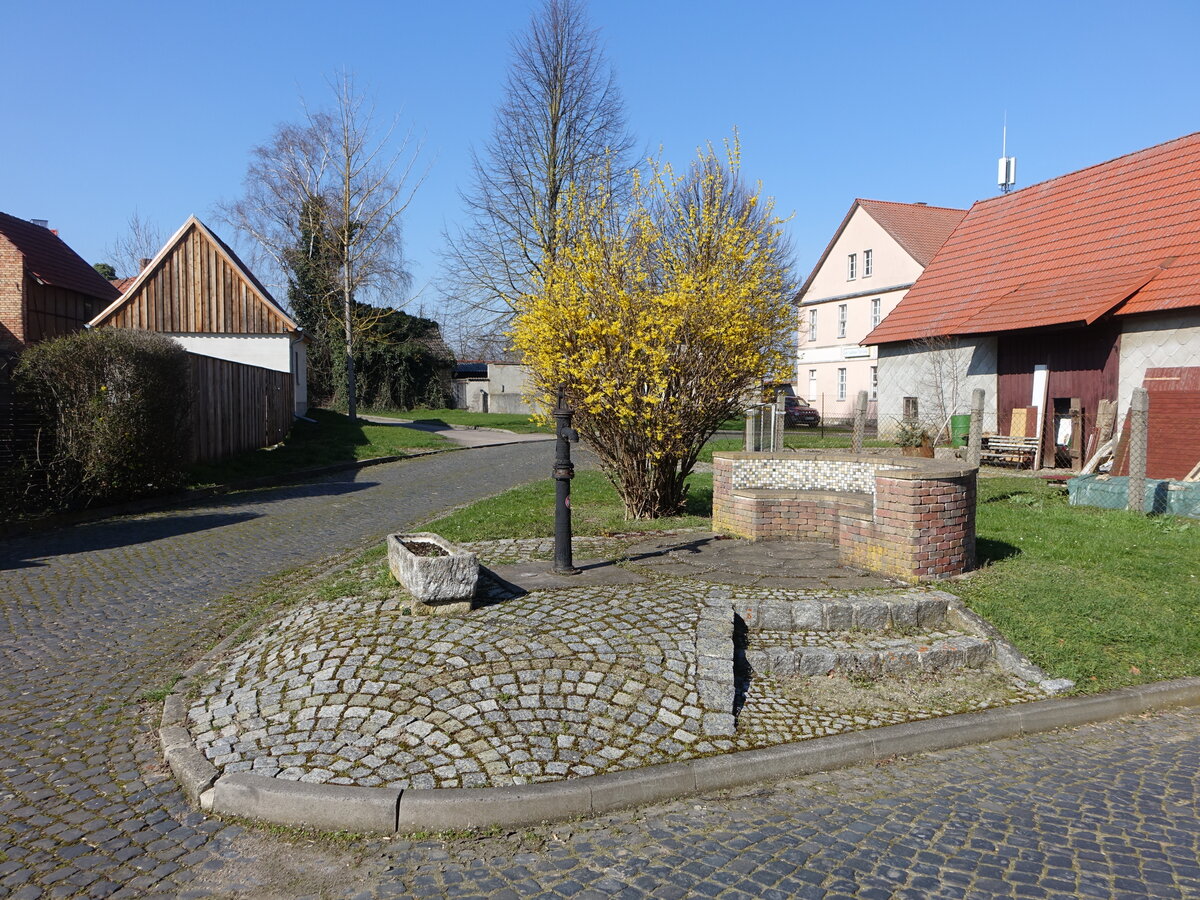 Abtsbessingen, Brunnen am Lindenplatz (07.04.2023)