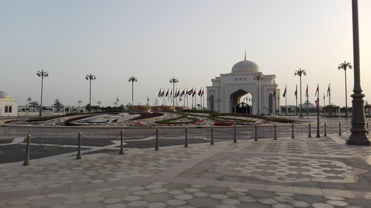Abu Dhabi. Grnanlage und Zufahrtstor zum New Presidential Palace. Aufgenommen am 17.03.2018.