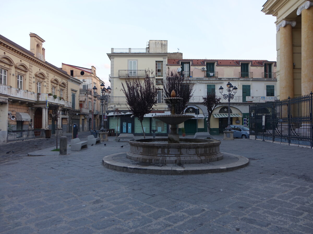 Acerra, Brunnen und Huser an der Piazza del Duomo (24.09.2022)