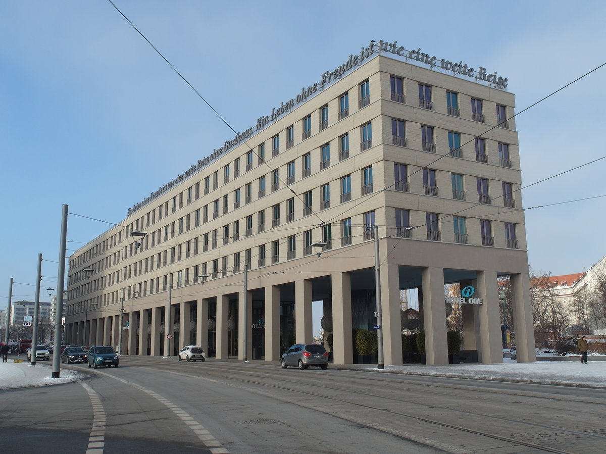  Ach, noch so etwas aus der Zeit der DDR, einfallslos und hsslich  meinten Touristen ber dieses Gebude am Postplatz. Falsch, denn der Entwurf stammt von den Mnchner Architekten Prof. Thomas Knerer und Dipl.-Ing Eva Maria Lang; Bauzeit 2010-2013, es beherbergt das Motel One und Bros; Dresden, 19.01.2017
