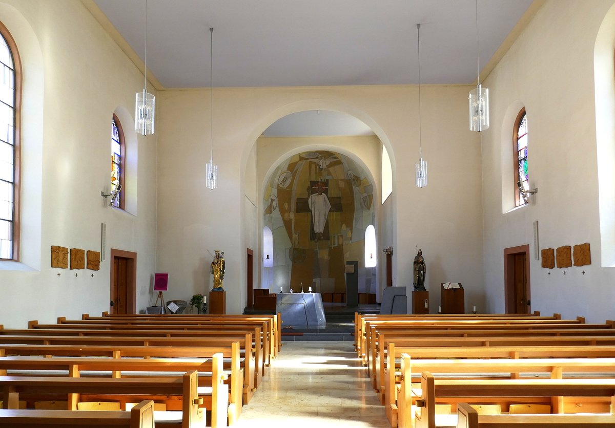 Achkarren, Blick zum Altar in der Kirche St.Georg, Mrz 2020