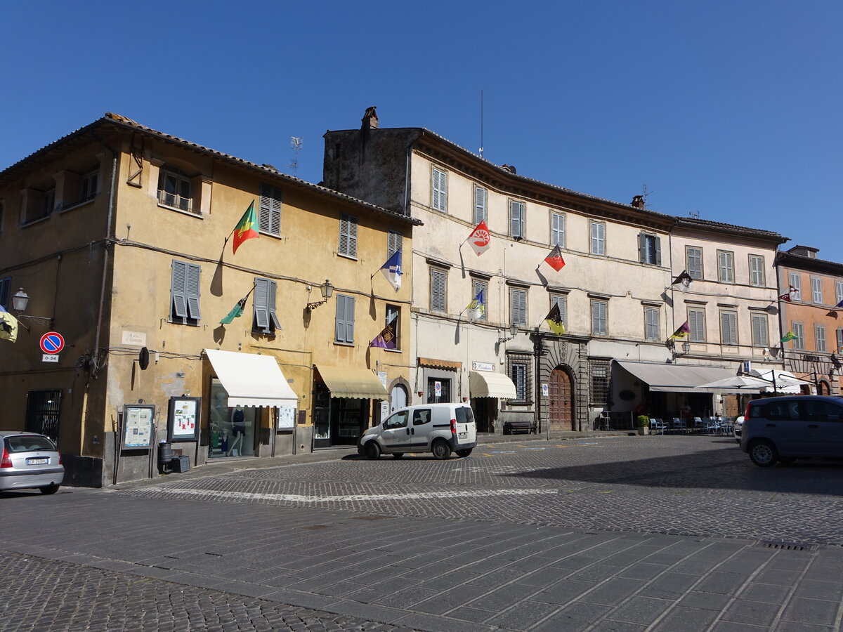 Acquapendente, historische Gebude an der Piazza Girolamo Fabrizio (21.05.2022)
