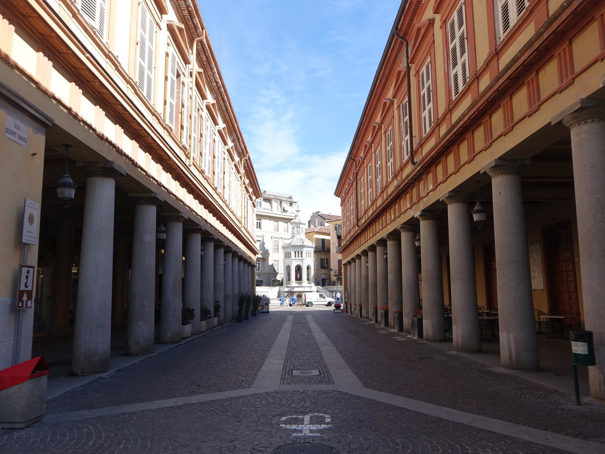 Acqui Terme, Arkadengebude am Corso Italia mit Blick auf die achteckige Thermalquelle (02.10.2018)