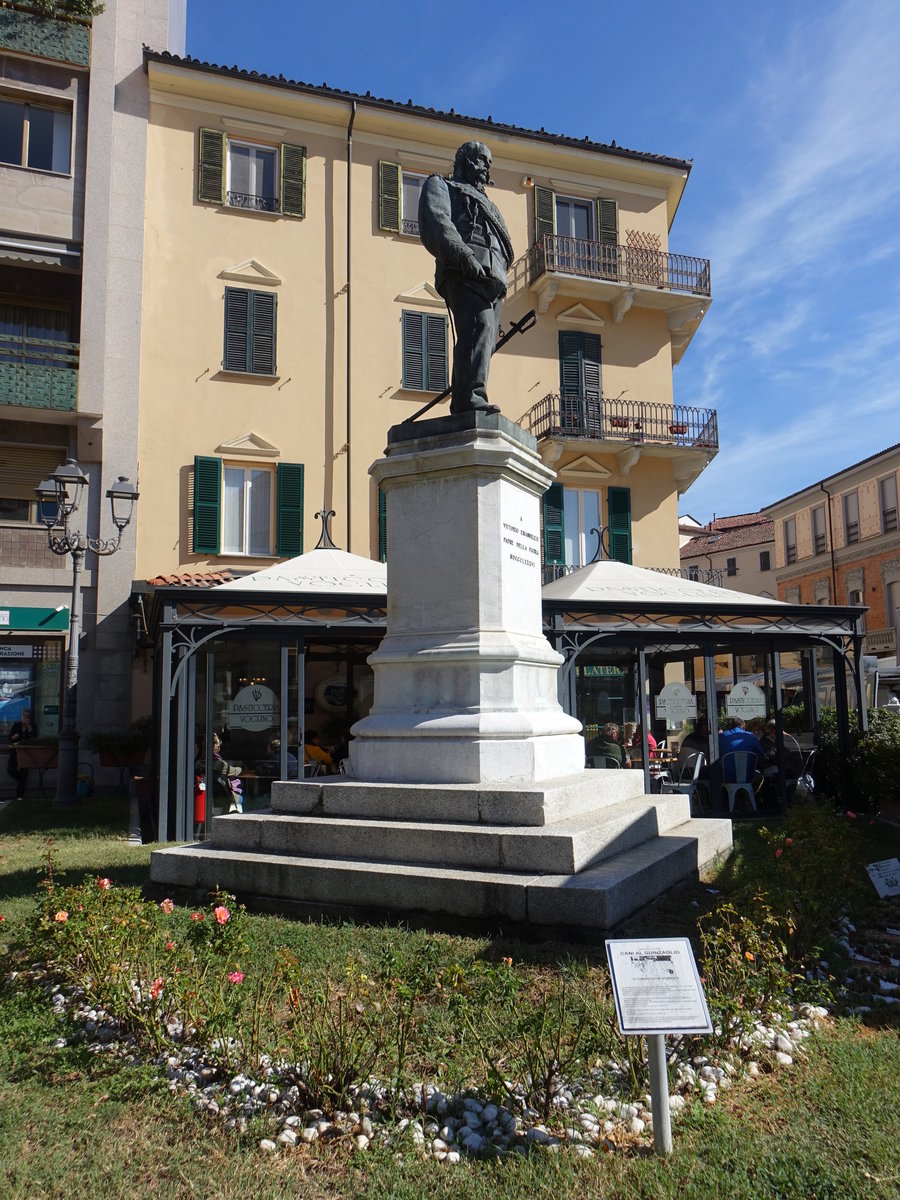Acqui Terme, Denkmal fr Vittorio Emanuele II. an der Piazza Italia (02.10.2018)