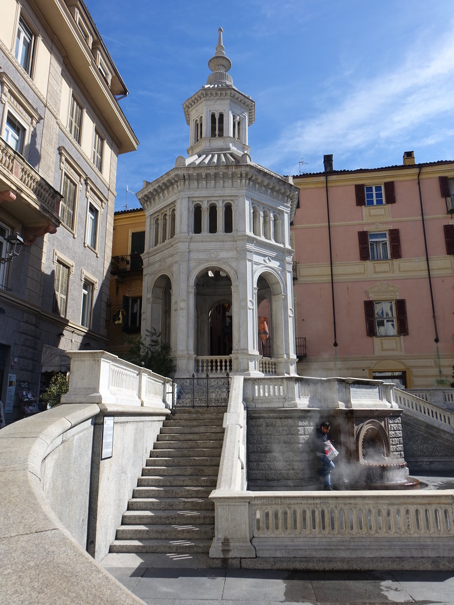 Acqui Terme, die Thermalquelle im Zentrum der Stadt in Form eines Achtecks aus dem Jahr 1879, genannt La Bollente, spendet ca. 75 C heies Thermalwasser (02.10.2018)