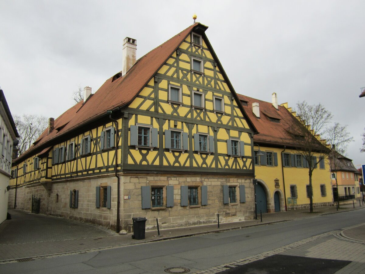 Adelsdorf, Schloss von Bibra, zweigeschossiger Satteldachbau mit Sandsteinquadererdgeschoss und Fachwerkobergeschoss, erbaut von 1595 bis 1600 (09.02.2014)