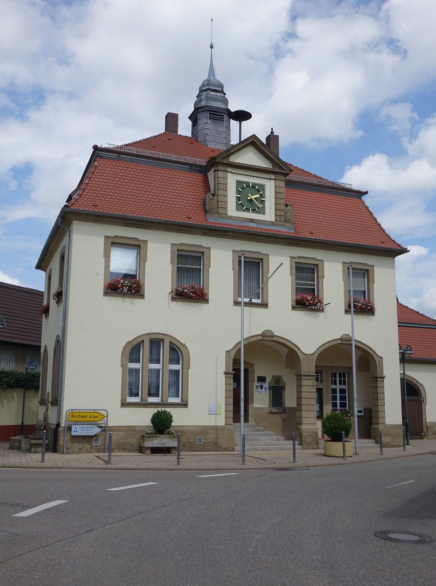 Adelshofen, altes Rathaus, erbaut von 1904 bis 1905 im Jugendstil durch Graf aus Mannheim (25.07.2016)