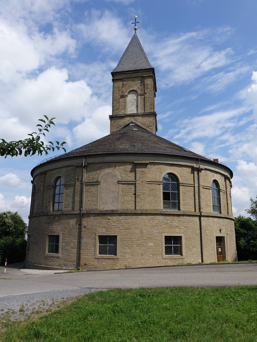 Adelshofen, Evangelische Pfarrkirche St. Nazarius, erbaut 1830 bis 1835 auf auergewhnlich halbrundem Grundriss (24.07.2016)