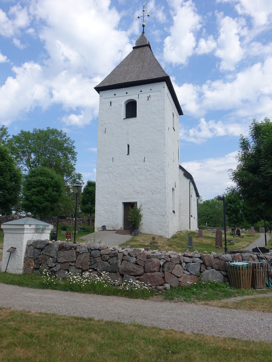 Adelsö, Ev. Kirche, die Steinkirche wurde erbaut im 12. Jahrhundert, Sakristei von 1300, Kirchturm 15. Jahrhundert (03.06.2018)