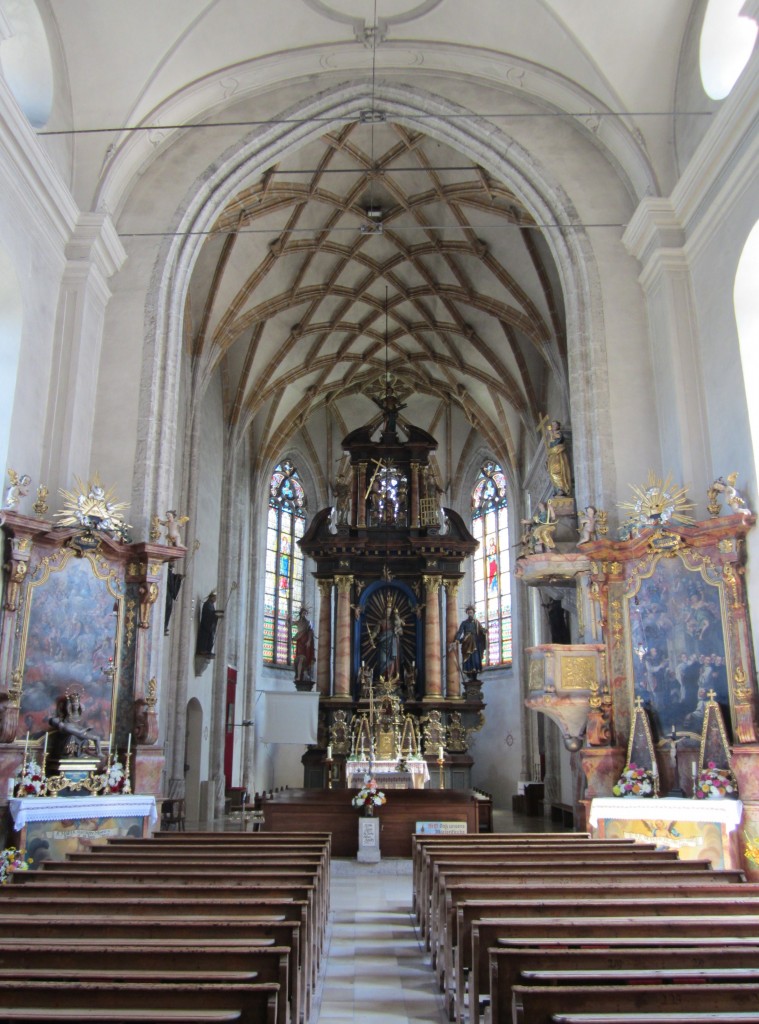 Adlwang, Wallfahrtskirche Sieben Schmerzen Maria, Hochaltar von 1663, Chor mit Netzrippengewlbe und Mawerkfenster (26.07.2014)