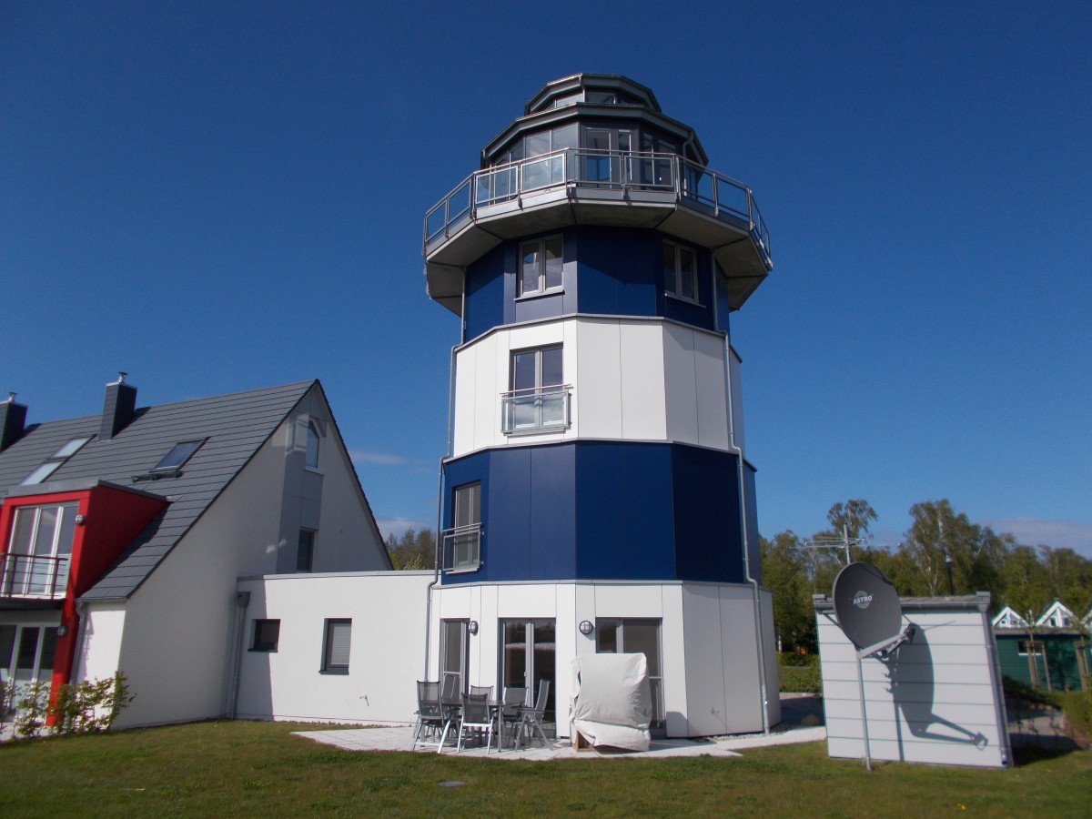 hnlich wie in Glowe wurde auch in Breege ein Leuchtturm zu einer Ferienwohnung gebaut.Aufnahme am 10.Mai 2015.