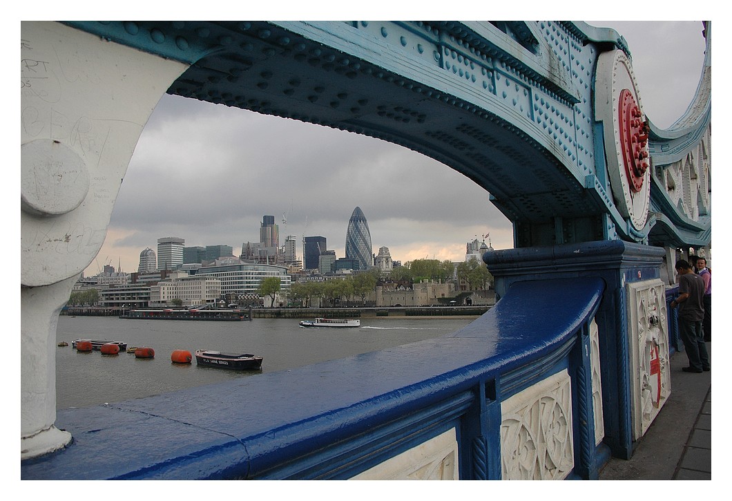 Älteres Foto auf den Finanzdistrict von London mit noch freiem Blick auf „The Gerkin“. Foto vom 07.05.2006.