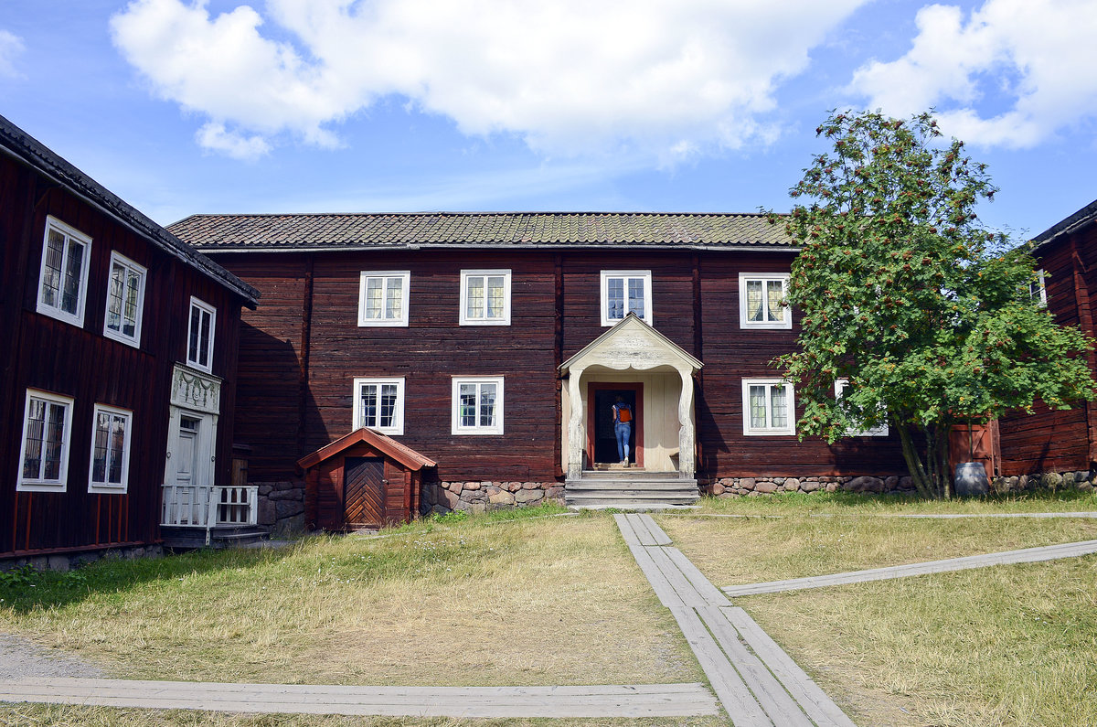 Älvrosgården im Stockholmer Freilichtmuseum »Skansen«. Das Bauernhof ist ein typisches Hof des Härjedalen im nördlichen Schweden.
Aufnahme: 26. Juli 2017.