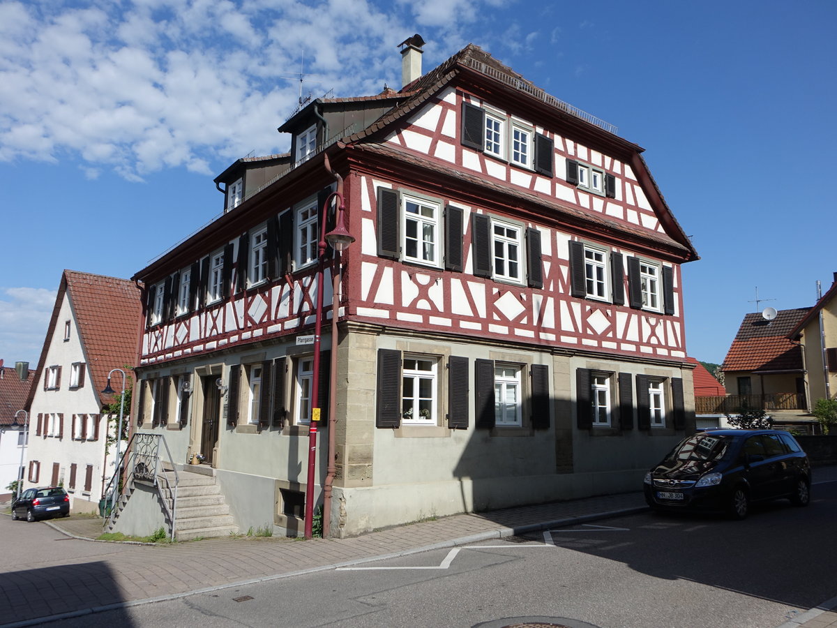 Affaltrach, bei der Kirche befindet sich das historische evangelische Pfarrhaus in Fachwerkbauweise (29.04.2018)