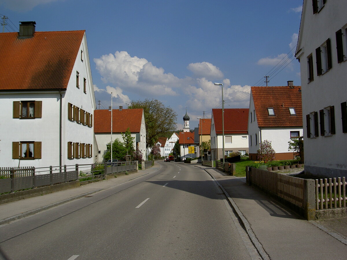 Agawang, Huser entlang der Hauptstrae, in der Mitte die Pfarrkirche St. Laurentius (23.04.2014)