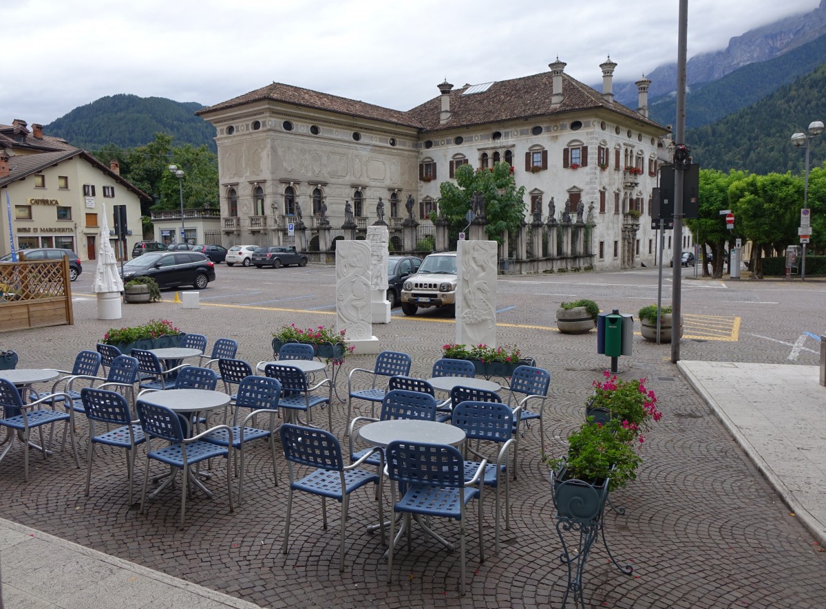 Agordo, Palazzo Crotta am Piazza della Liberta, erbaut im 17. Jahrhundert (24.09.2015)