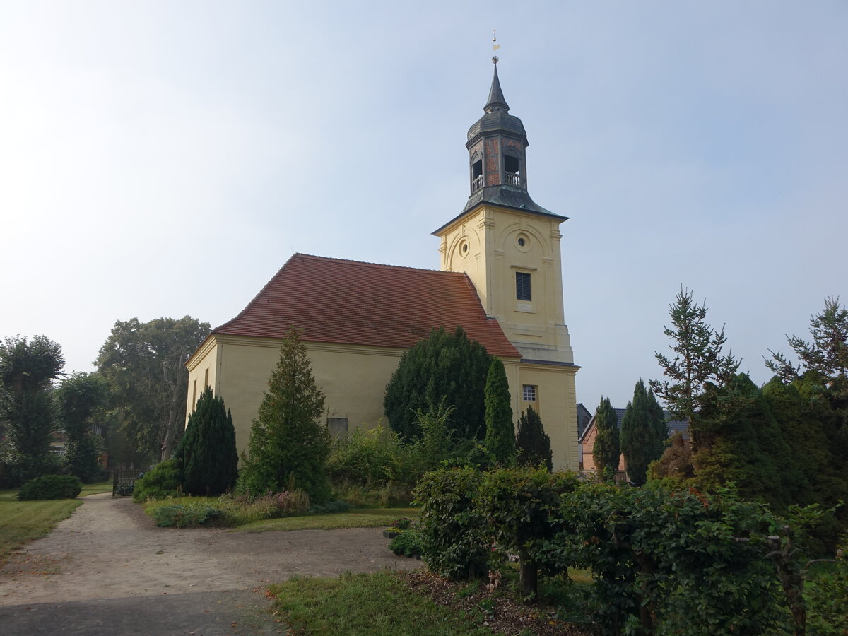 Ahlsdorf, evangelische Patronatskirche, Feldsteinkirche aus dem 14. Jahrhundert, barocke Ausstattung von 1710, Westturm erbaut 1717 (09.09.2025)