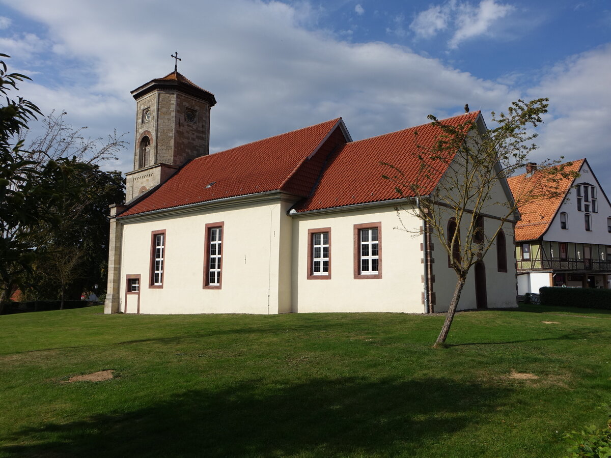 Ahlshausen, evangelische St. Blasius Kirche, erbaut 1711, neuromanischer Kirchturm 19. Jahrhundert (29.09.2023)