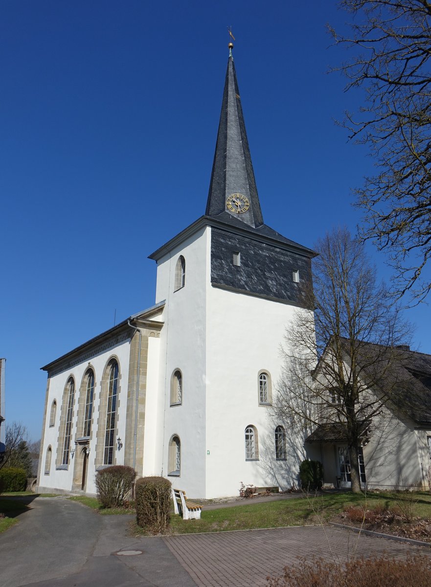Ahlstadt, Evangelisch-lutherische Kirche St. Bonifatius, Neuromanisches Langhaus, erbaut von 1845 bis 1846, Chorturm 16. Jahrhundert (08.04.2018)