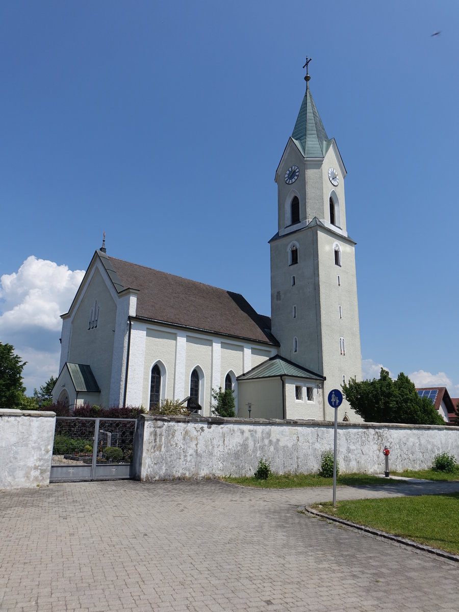 Aholfing, Pfarrkirche St. Lukas, Chor sptgotisch um 1480, Langhaus erbaut 1854 (02.06.2017)