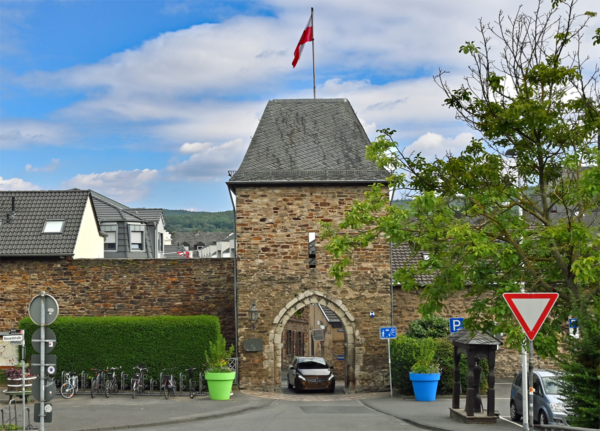 Ahrweiler - Adenbachtor. Innenstadt immer noch mit katastrophalen Schden von der Flut. Am 08.07.2022 nur vereinzelt Geschfte und Gaststtten geffnet. 