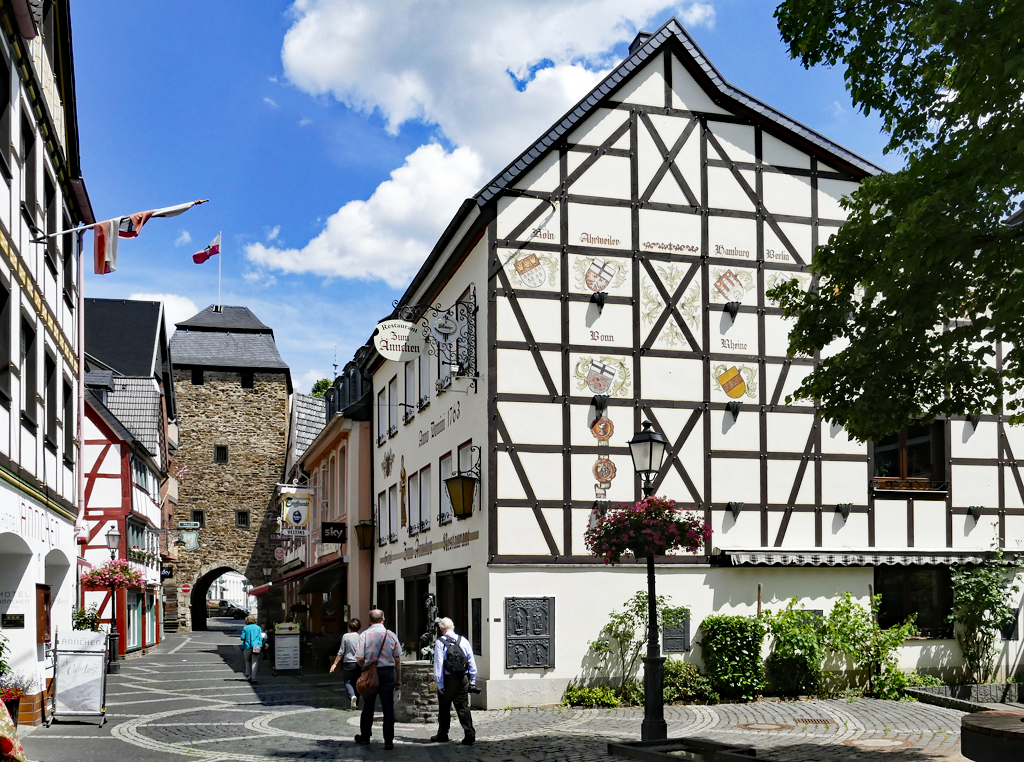 Ahrweiler - Niederhutstrasse mit Blick auf das Niedertor, 1248 erbaut  - 03.07.2017