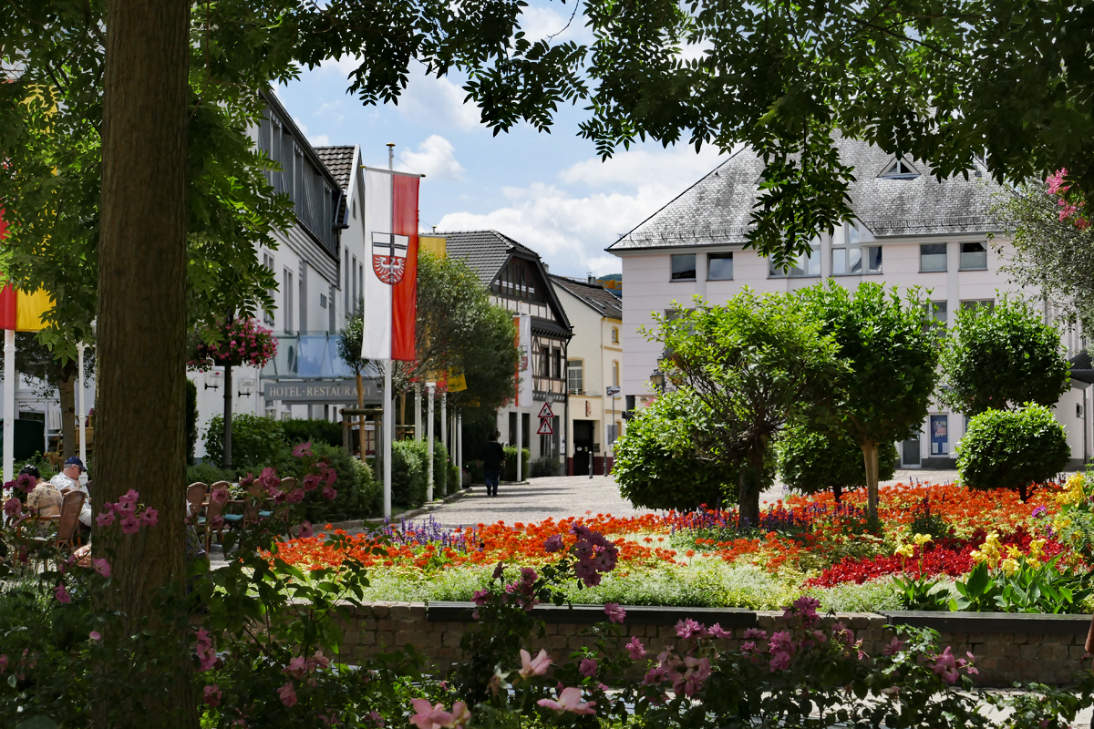 Ahrweiler - Schne Blumenbeete am Marktplatz - 03.07.2017