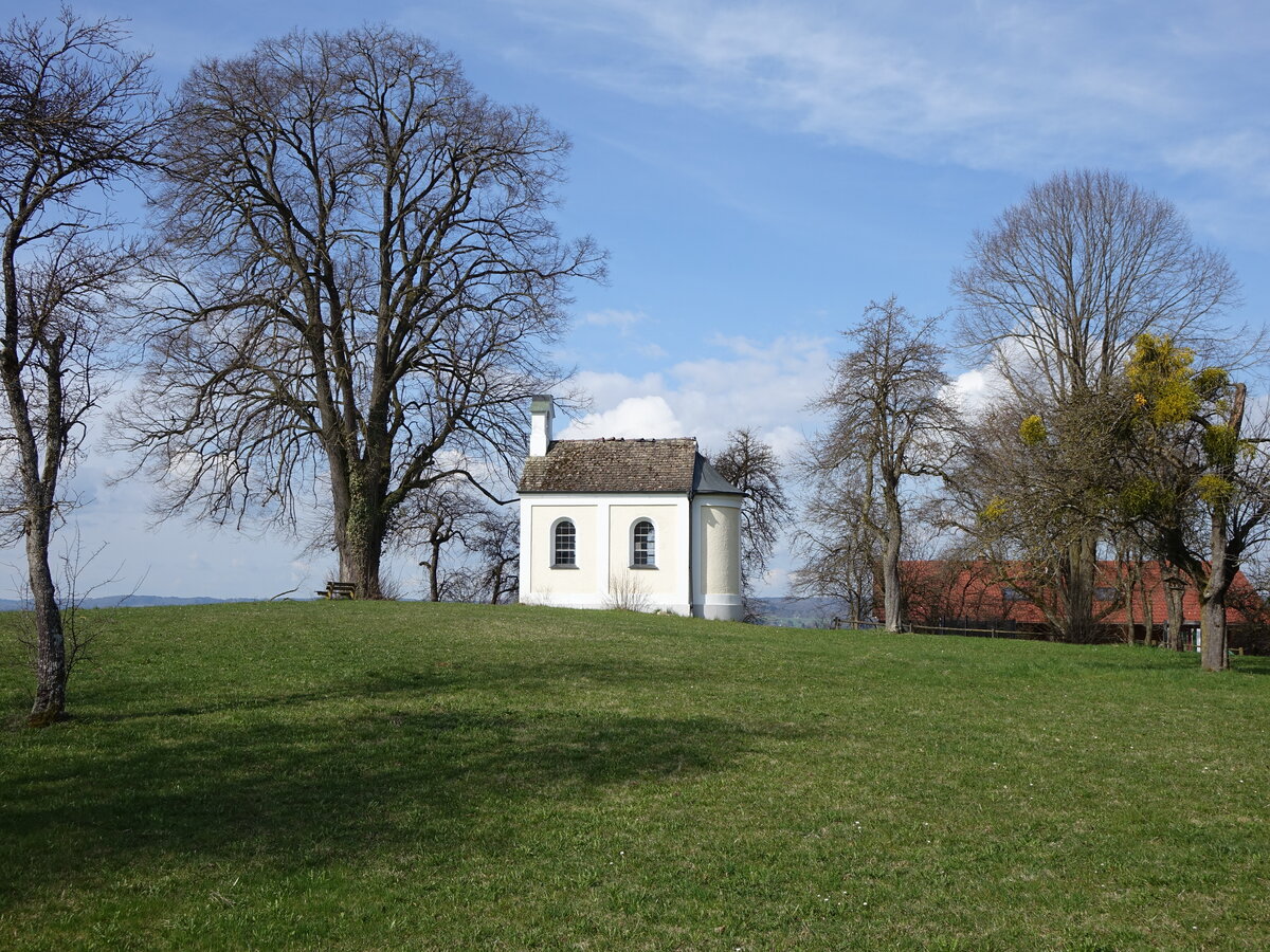 Aidenried, Kapelle Maria Schnee, kleiner Saalbau mit stark eingezogener Apsis und neuromanischer Putzgliederung, erbaut 1877 (12.04.2015)