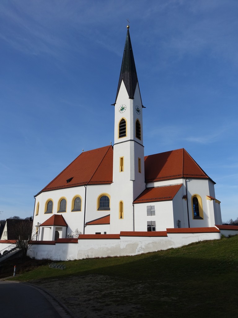 Aiglsbach, St. Leonhard Kirche, Saalkirche mit Walmdach, Turmunterbau und Chormauern sptgotisch, Langhaus erbaut von 1954 bis 1955 durch Friedrich Haindl (27.12.2015)