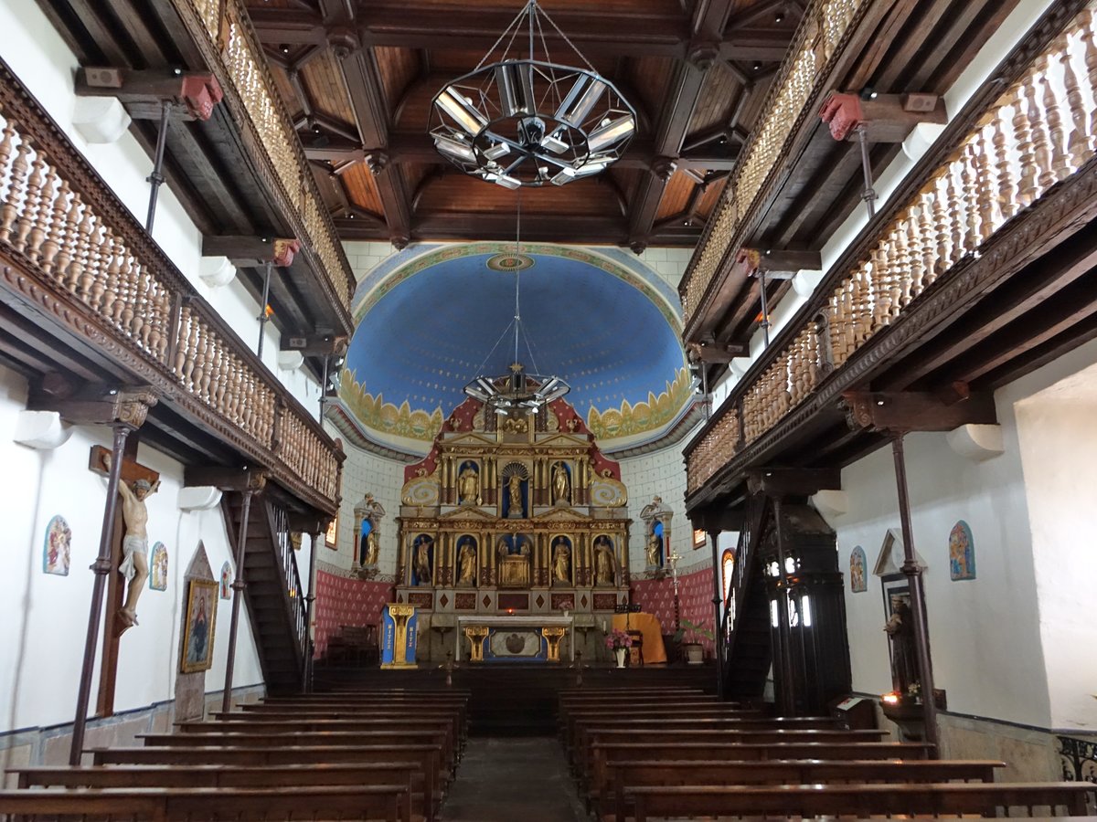 Ainhoa, Hochaltar und Emporen in der Kirche Notre-Dame-de-l’Assomption (26.07.2018)