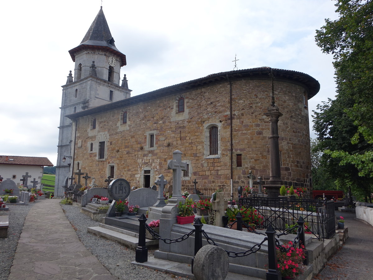 Ainhoa, Kirche Notre-Dame-de-l’Assomption, erbaut im 14. Jahrhundert (26.07.2018)