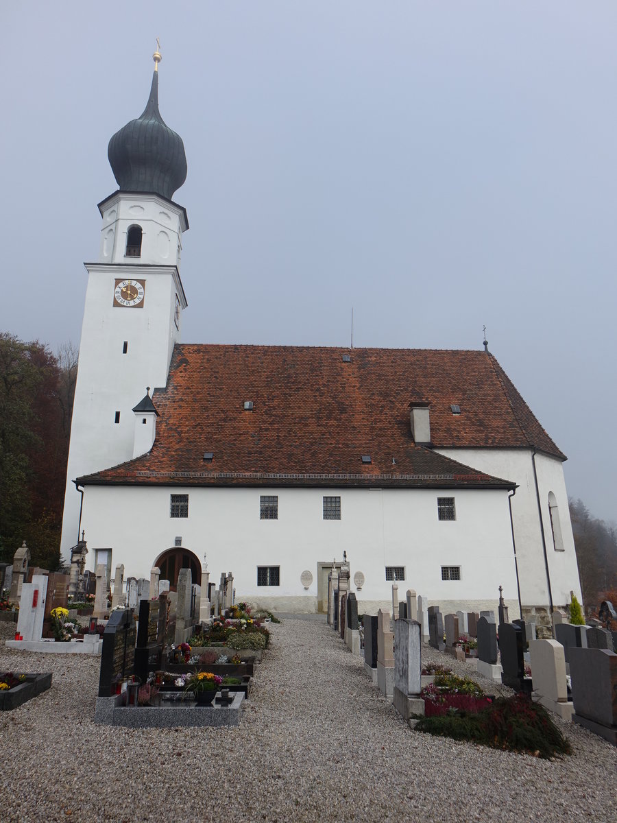 Ainring, kath. Pfarrkirche St. Laurentius, barocker Bau auf sptmittelalterlicher Grundlage (10.11.2018)