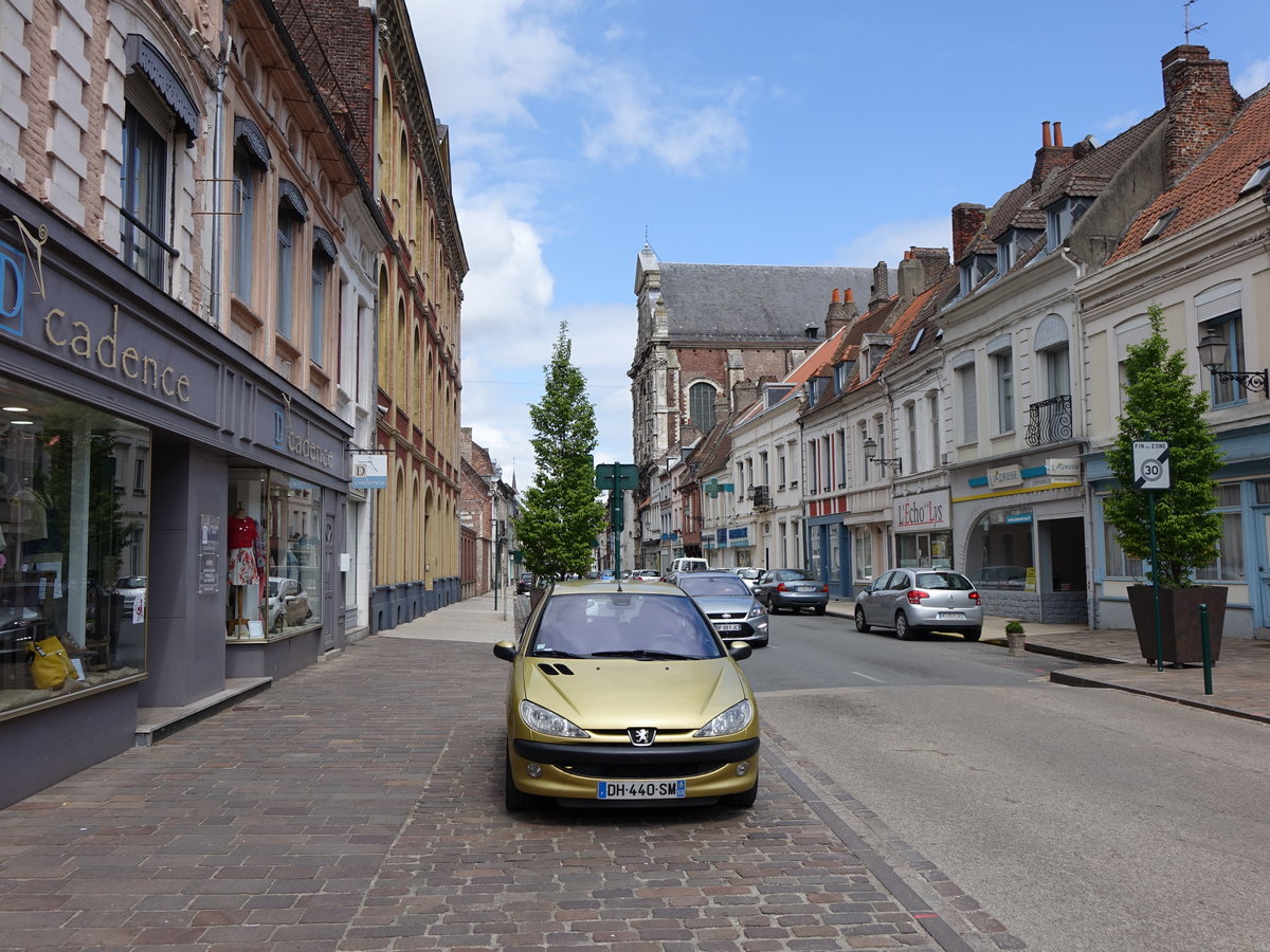 Aire-sur-la-Lys, Rue St. Omer mit Jesuitenkapelle St. Jacques (14.05.2016)