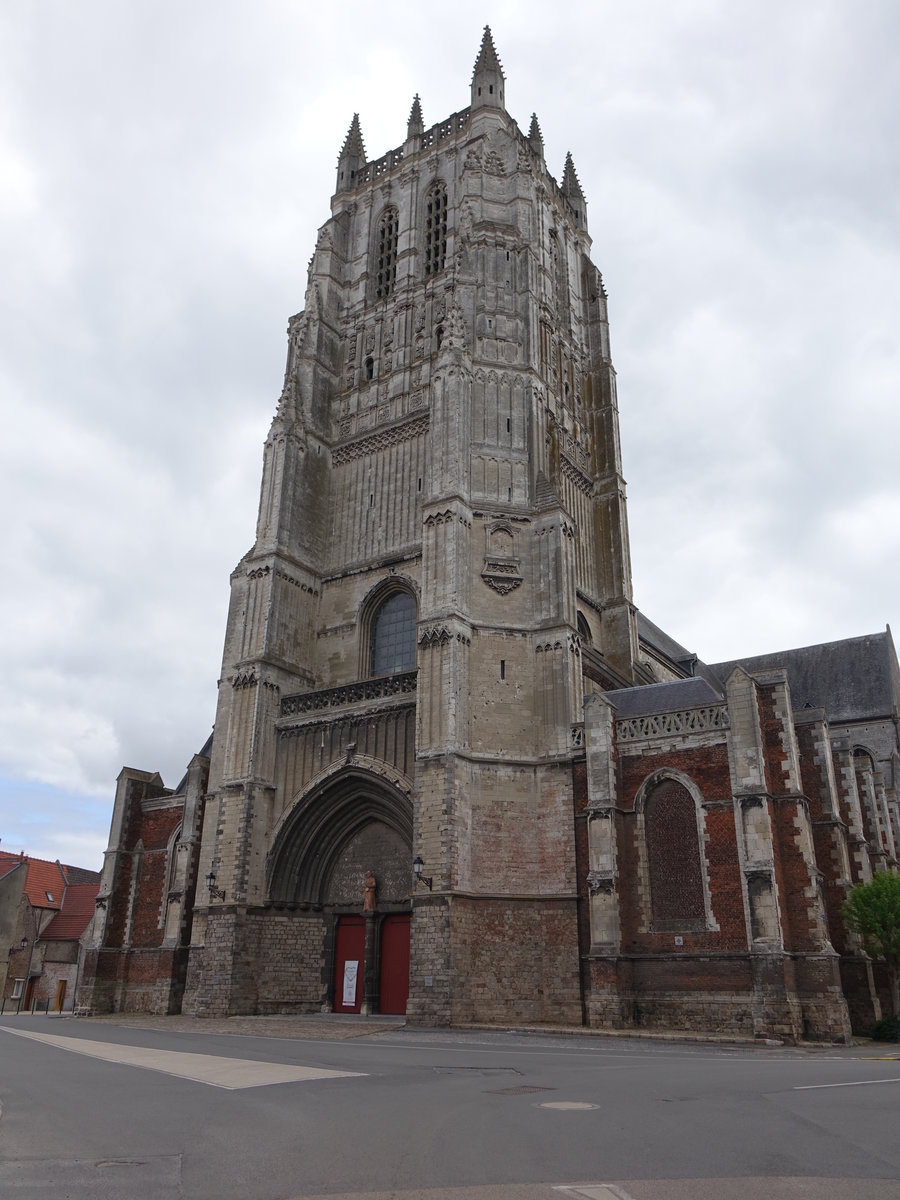Aire-sur-la-Lys, St. Pierre Kirche, erbaut im 16. Jahrhundert im (sptgotischen Flamboyant-Stil (14.05.2016)